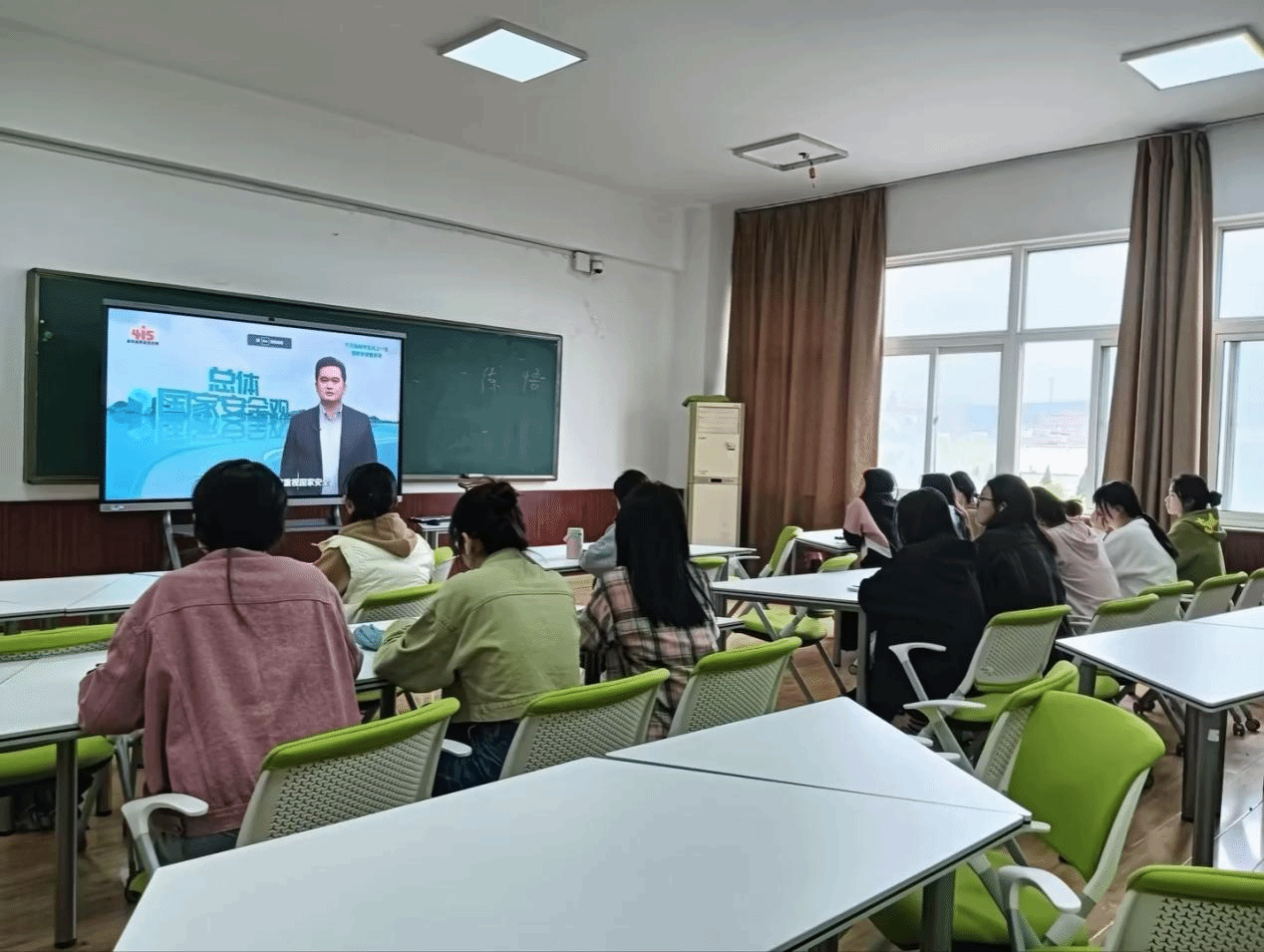 我校组织学生收看"千万高校学生同上一堂国家安全教育课"